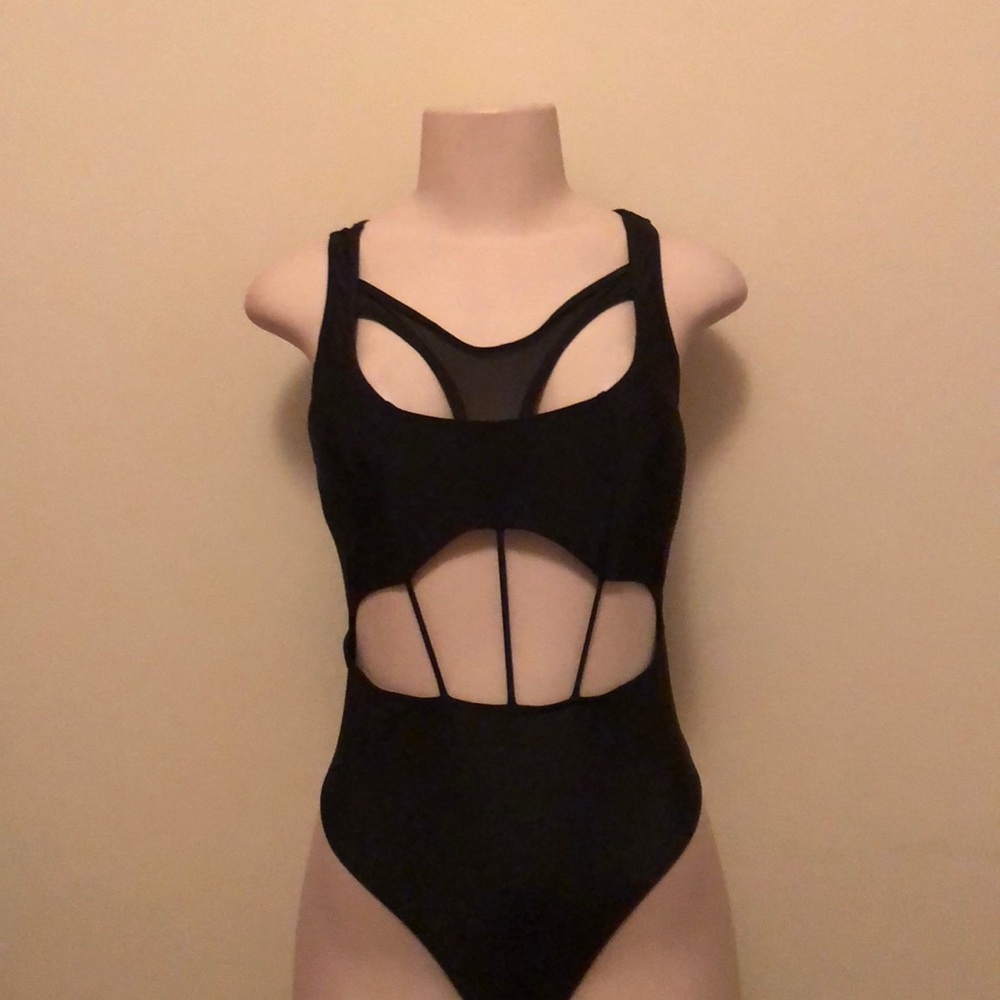 Swimsuit ๐ - Picture 4 of 6